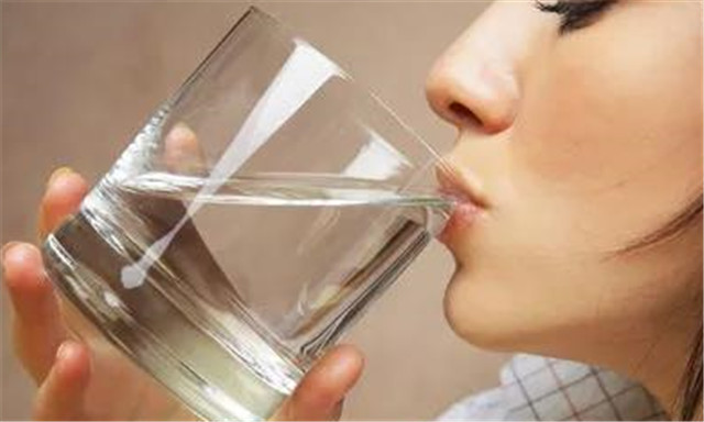 白开水喝不习惯的话，可以试试自己调制的水
